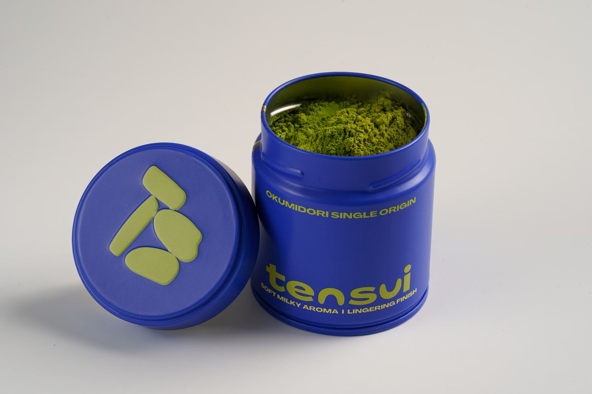 ผงมัทฉะสีเขียวสดในกระป๋อง Tensui Okumidori Single Origin